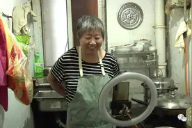 58岁母亲为俩儿子直播做美食！背后的故事有些泪目…图片