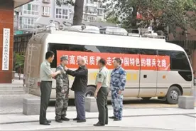 八旬老人勉励孙儿从军报国图片