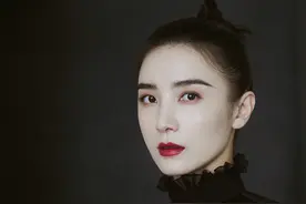 宋佳梳丸子头拍写真青春无敌 穿搭复古回眸秀侧颜气质典雅图片