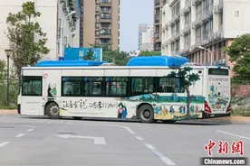 中华慈孝公交穿行杭州 让座有“礼”呼吁时代新风图片