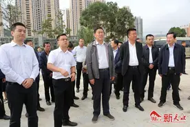 王军对天水世茂国际生态城项目进行现场办公图片