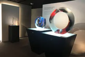英国三代玻璃艺术家展现窑铸玻璃的光与折射图片