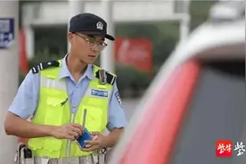 网红“抱摔”南京交警获百万点赞：在平凡岗位绽放青春之光图片