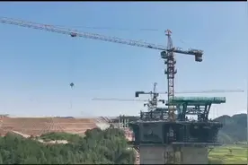 云端舞者：百米高空的女塔吊司机图片