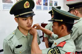 敬礼、握手、拥抱、挥别......又是一年退伍季图片