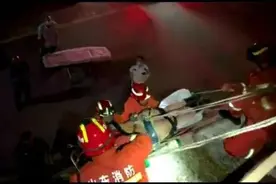 不是电影！济南一女子将床单撕成布条，绑成绳顺着从五楼滑下，结果胳膊不吃力摔了下去…图片