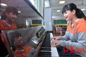 对话弹悲怆奏鸣曲的全盲女孩：用手“看见”世界 想考大学做音乐人图片