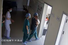 40秒｜感动！手术室外婴儿饿得大哭，聊城两位护士接力喂奶暖人心图片