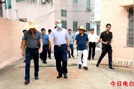 创卫冲刺时，谭剑锋深入城中村督导工作图片