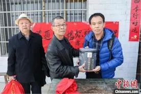 “灵魂摆渡人”摆渡两岸割舍不断的牵挂 送老兵“叶落归根”图片