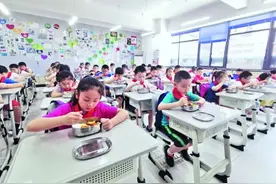 武汉小朋友践行“光盘”开饭前先背《悯农》食量大的选大份餐图片