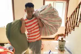 鹤壁市民郑捷开办环保科技公司，回收旧衣服 让旧衣服走上循环利用之路图片