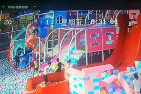 看见熊孩子抢走自家女儿的玩具怎么办？这个爸爸竟上手掌掴，已被行政拘留图片