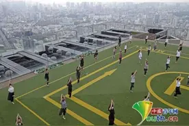 云端上的健身！日本民众高楼屋顶集体练瑜伽图片