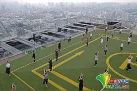 云端上的健身！日本民众高楼屋顶集体练瑜伽图片