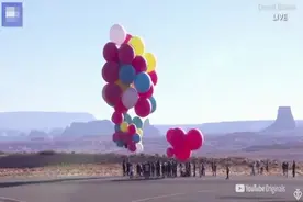 美国魔术师抓住52个气球升至7500米高空后跳伞图片