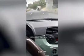 拼上命也要逃票？美国高速公路上一男子扒在公交大巴后搭便车图片