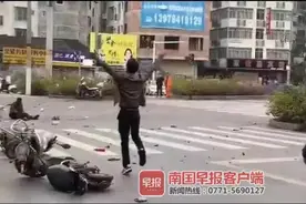 男子故意开车撞人致2死4伤，事后还下车抽烟跳舞，被判死刑图片
