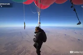 美国疯狂魔术师David Blaine手抓气球飘浮上2万4000英尺高空图片