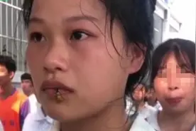 女生军训被马蜂爬嘴一动不动，看着都害怕！网友：拍摄者该帮帮她图片