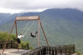 日本长野县秋千惊险刺激 体验飞向悬崖峡谷之感图片