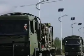 实拍运20西北重装空投！战车、火箭炮落地后猛烈开火夺取“敌营”视频封面