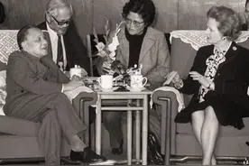 撒切尔夫人跌倒被拍，邓小平指示缩小影响，美国警察的相机被截下……图片