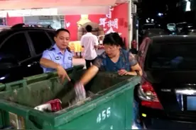 夫妻把装3万多存款旧衣服扔了，环卫等垃圾中翻4小时找回图片