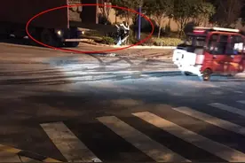 货车掉头，超长钢板把轿车削成敞篷图片