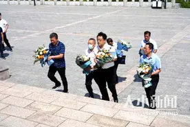 9·3烟台人民不会忘记 我市举行纪念抗战胜利75周年缅怀英烈活动图片