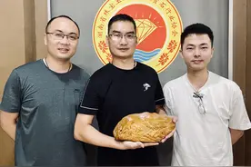 致敬抗战川军！耗时26天、磨出3个血泡，3名艺术家捐出4公斤抗战玉雕图片