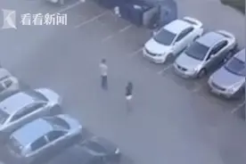 情侣小区内发生争吵 男子扛起女友丢进垃圾桶图片