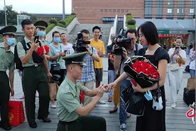 退役军人在火车站向女友求婚 结束7年爱情长跑图片