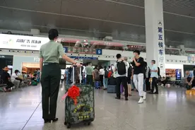 退役的女兵远行，后会有期图片