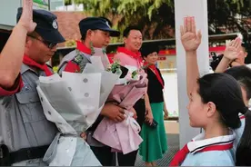 校门口有人摔伤 金华这所学校保安当即出手科学救助图片