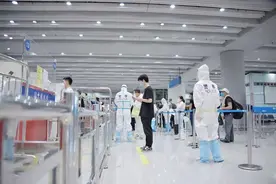 阔别北京口岸5个多月的CA746航班回来了！边检民警全力保障首日恢复直航图片