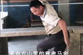 地头田间跳孔雀舞的壮汉，村民笑他是“疯子”，“灵魂舞者”惊艳网友图片