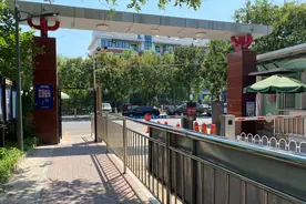 北京部分小区因疫情防控设置的围挡已拆除│记者探访图片