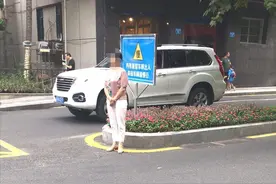 三轮车女司机逆行，执勤辅警罚她当临时交通劝导员图片