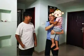 凌晨两点，民警在小区车库遇见了一个4岁小男孩图片