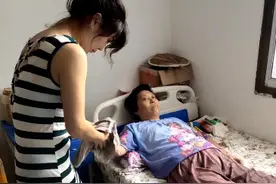母亲摔成高位截瘫 岳西女子18岁起扛起家庭重担图片