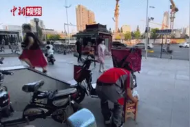 “袋鼠爸爸”抱4岁半脑瘫女儿送快递，画面暖哭……图片