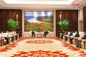 王文涛会见中储粮集团公司董事长邓亦武图片