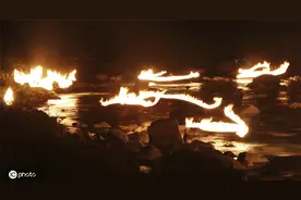 日本岐阜渔民夜晚捕鱼 火炬如龙点亮黑夜图片