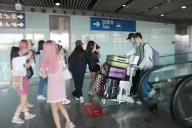 明星代拍产业链：从行程跟踪到代拍吸粉牟利图片