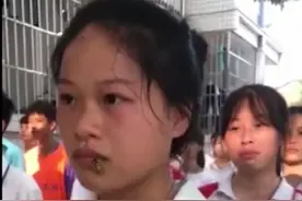 女生军训被蜜蜂爬嘴一动不动，网友吵翻，教官回应图片