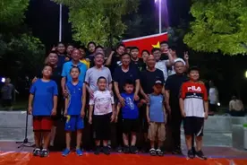 聊城张洪光与他的“篮球爱心班”不仅免费教孩子们打球，还教他们做人的道理图片