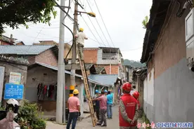 福建龙岩：整治“三线搭挂”为电力设施“减负”图片