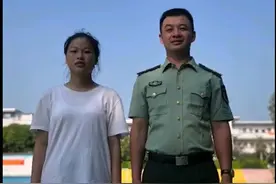 广西高中女生军训被蜜蜂爬嘴一动不动，网友吵翻！教官回应图片