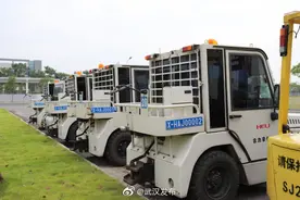 武汉叉车、牵引车有了“环保身份证”，江夏区首批55张环保标牌发放图片